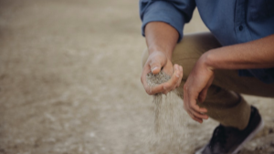 Man met zand in hand